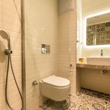 Leonis Otel *